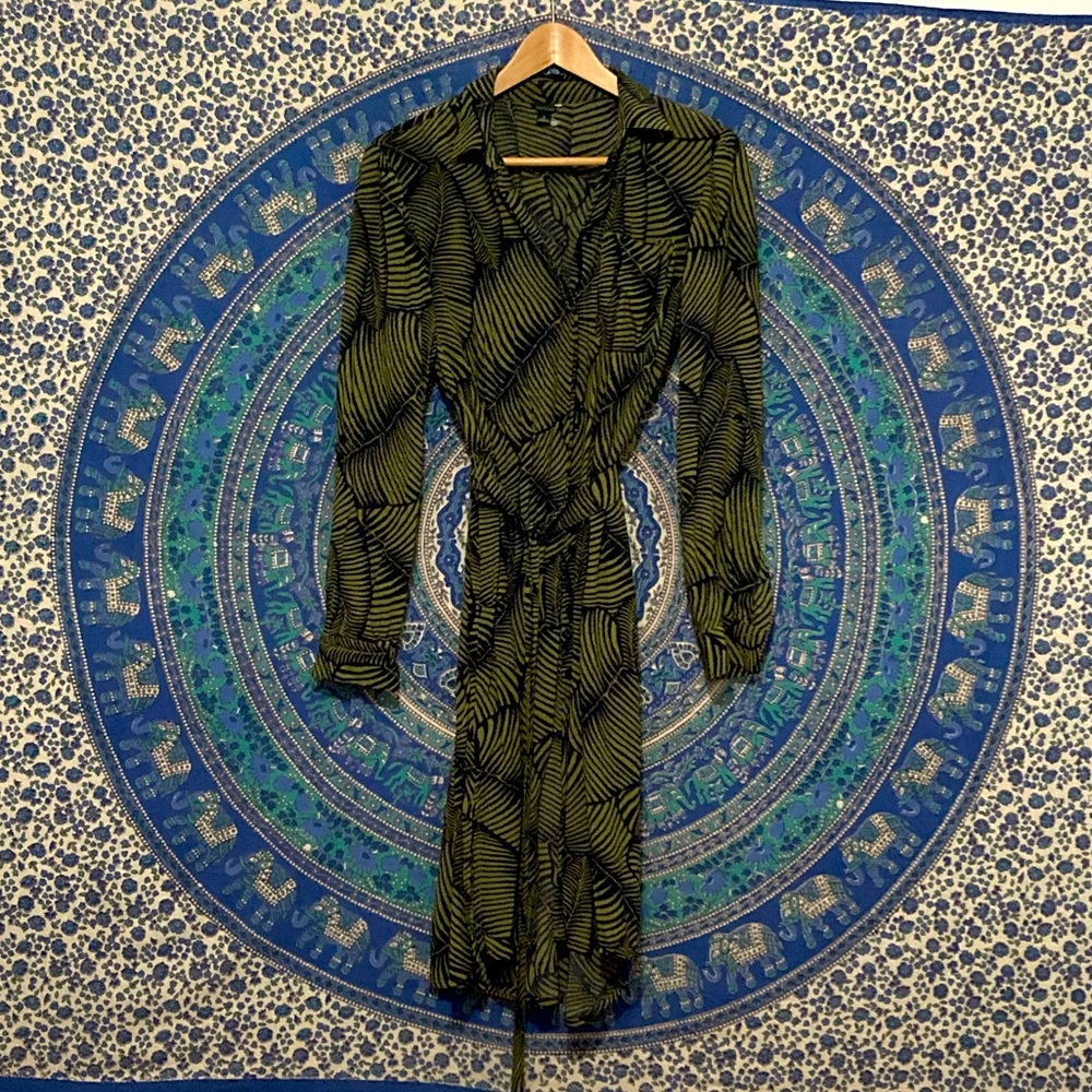 Ann Taylor palm leaf collared dress with belt